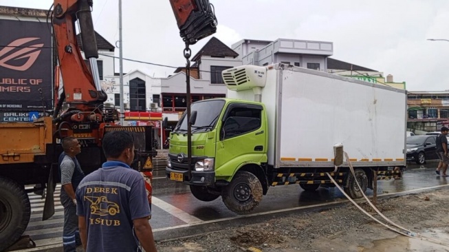 Bahu Jalan Ambles, Truk Bermuatan 4 Ton Mie Terguling di Jalan MT Haryono Balikpapan