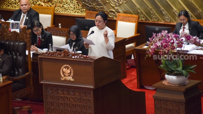 Ketua DPR Puan Maharani menyampaikan pidato saat Rapat Paripurna ke-8 Masa Persidangan I Tahun Sidang 2024-2025 (Periode Keanggotaan (2019-2024) di Gedung Nusantara II, kompleks Parlemen, Senayan, Jakarta, Selasa (30/9/2024). [Suara.com/Alfian Winanto]