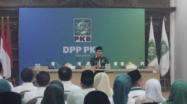 Ketum PKB Muhaimin Iskandar memberikan pembekalan kepada Anggota DPR dari partai tersebut yang akan dilantik pada Selasa (1/10/2024). [Suara.com/Fakhri]