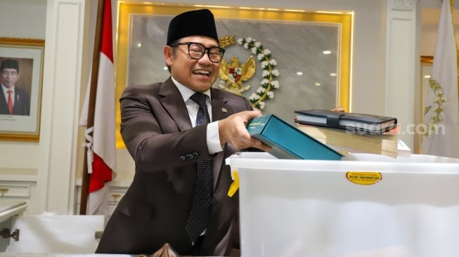 Wakil Ketua DPR Abdul Muhaimin Iskandar (Cak Imin), mengemasi barang-barang dari ruang kerjanya di Gedung Nusantara III, Kompleks Parlemen, Senayan, Jakarta, Senin (30/9/2024). [Suara.com/Alfian Winanto]