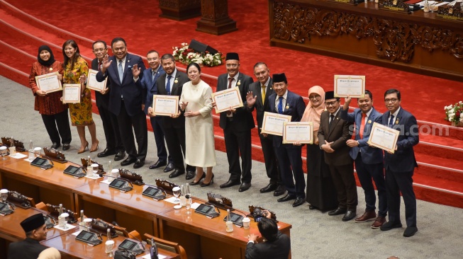 Ketua DPR Puan Maharani bersama Wakil Ketua DPR Sufmi Dasco Ahmad, Muhaimin Iskandar, Rachmat Gobel dan Lodewijk Freidrich Paulus berfoto dengan anggota DPR saat Rapat Paripurna ke-8 Masa Persidangan I Tahun Sidang 2024-2025 (Periode Keanggotaan (2019-2024) di Gedung Nusantara II, kompleks Parlemen, Senayan, Jakarta, Selasa (30/9/2024). [Suara.com/Alfian Winanto]