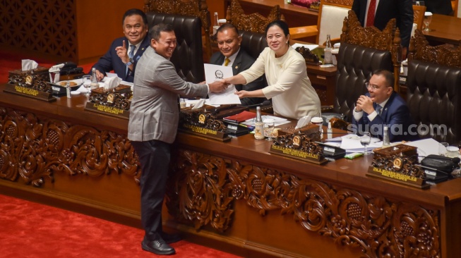 Ketua Pansus Angket Haji DPR Nusron Wahid menyerahkan berkas rekomendasi kepada Ketua DPR Puan Maharani saat Rapat Paripurna ke-8 Masa Persidangan I Tahun Sidang 2024-2025 (Periode Keanggotaan (2019-2024) di Gedung Nusantara II, kompleks Parlemen, Senayan, Jakarta, Selasa (3/9/2024). [Suara.com/Alfian Winanto]