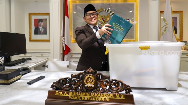 Wakil Ketua DPR Abdul Muhaimin Iskandar (Cak Imin), mengemasi barang-barang dari ruang kerjanya di Gedung Nusantara III, Kompleks Parlemen, Senayan, Jakarta, Senin (30/9/2024). [Suara.com/Alfian Winanto]