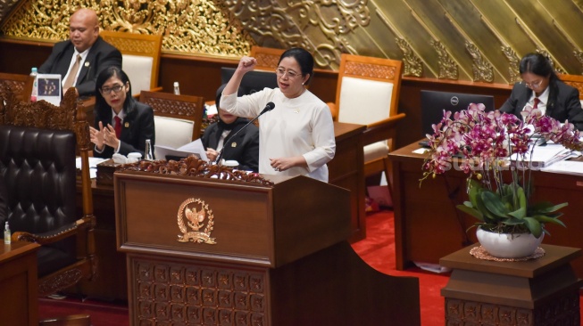 Ketua DPR Puan Maharani menyampaikan pidato saat Rapat Paripurna ke-8 Masa Persidangan I Tahun Sidang 2024-2025 (Periode Keanggotaan (2019-2024) di Gedung Nusantara II, kompleks Parlemen, Senayan, Jakarta, Selasa (30/9/2024). [Suara.com/Alfian Winanto]