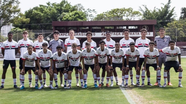 Welber Jardim tunjukkan kemampuannya bersama tim Sao Paulo U-17. Welber sukses mengantarkan Sao Paulo menang 2-0 atas Juventus SP di leg pertama babak perempat final Campeonato Paulista 2024. [saopaulofc.net]