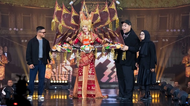 Nova Liana mengenakan gaun National Costume dengan tema Rumah Makan Padang Payah Kumbung di ajang Miss Grand International 2024 yang akan digelar di Kamboja dan Thailand pada 3-25 Oktober 2024. [Yayasan Mega Bintang]