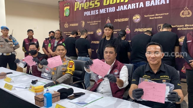 Andrew Andika dalam rilis narkoba di Polres Metro Jakarta Barat, Selasa (1/10/2024). [Suara.com/Tiara Rosana]