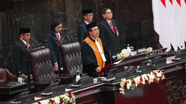 Ketua Mahkamah Agung (MA) Syarifuddin memimpin pelantikan anggota DPR, DPD, dan MPR masa bakti 2024-2029 di Gedung Nusantara, Kompleks Parlemen, Senayan, Jakarta, Selasa (1/10/2024). [Suara.com/Alfian Winanto]