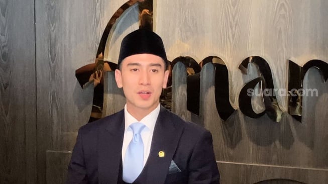 Verrell Bramasta remsi dilantik menjadi anggota dewan di Gedung DPR/MPR RI, Senayan, Jakarta, Selasa (1/10/2024). [Adiyoga Priyambodo/Suara.com]