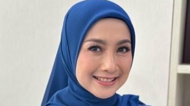 Gaya Desy Ratnasari pelantikan anggota DPR RI 2024-2029. [Instagram @desyratnasariterdepan, @mulanjameela1]