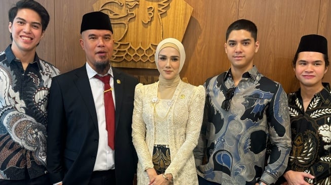 Potret Al El Dul usai pelantikan Ahmad Dhani dan Mulan Jameela sebagai anggota DPR RI. [Instagram/@alghazali]