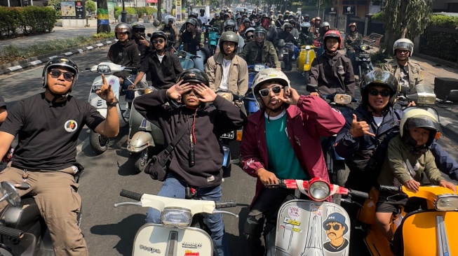 Ratusan Vespa Meriahkan Kota Bandung dalam Acara Scooter Prix Scoot & Toast