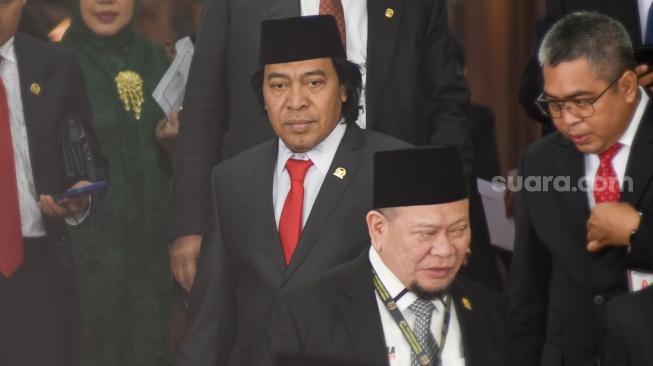 Anggota DPD terpilih masa bakti 2024-2029 Alfiansyah alias Komeng usai mengikuti pelantikan di Kompleks Parlemen, Senayan, Jakarta, Selasa (1/10/2024). [Suara.com/Alfian Winanto]