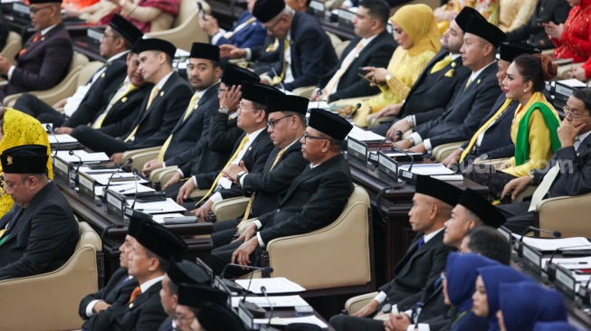 Sejumlah anggota DPR, DPD, dan MPR saat upacara pelantikan di Gedung Nusantara, Kompleks Parlemen, Senayan, Jakarta, Selasa (1/10/2024). [Suara.com/Alfian Winanto]