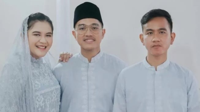 Kaesang Pangarep bersama Gibran Rakabuming dan Kahiyang Ayu (Instagram)