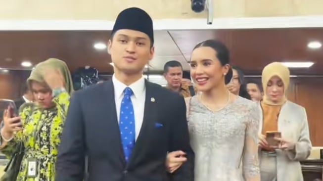 Potret Beby Tsabina Dampingi Rizki Natakusumah Pelantikan DPR RI (Instagram)