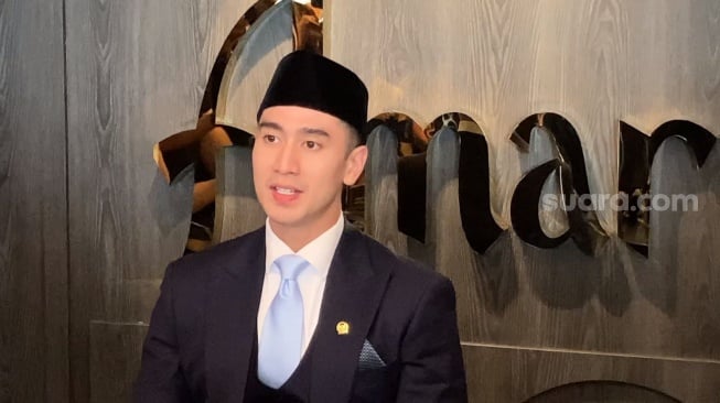 Verrell Bramasta remsi dilantik menjadi anggota dewan di Gedung DPR/MPR RI, Senayan, Jakarta, Selasa (1/10/2024). [Adiyoga Priyambodo/Suara.com]