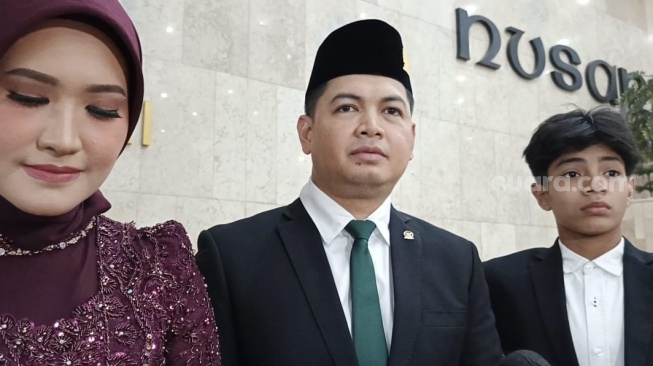 Tommy Kurniawan didampingi istri dan anaknya di Gedung DPR RI, Senayan, Jakarta Pusat, Selasa (1/10/2024) [Suara.com/Rena Pangesti]