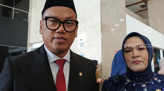 Uya Kuya dan Astrid Kuya di Gedung DPR, Senayan, Jakarta Pusat pada Selasa (1/10/2024). [Suara.com/Rena Pangesti]