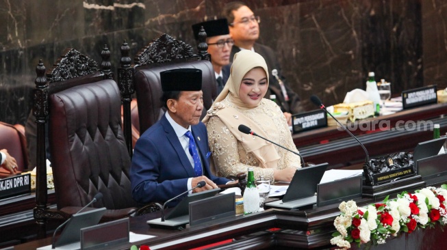 Anggota DPR periode 2024-2029 tertua dari Partai Demokrat Zulfikar Achmad (kiri) didampingi anggota DPR termuda dari Partai Gerindra Annisa MA Mahesa (kanan) memimpin rapat paripurna perdana di Gedung Nusantara, Kompleks Parlemen, Senayan, Jakarta, Selasa (1/10/2024). [Suara.com/Alfian Winanto]
