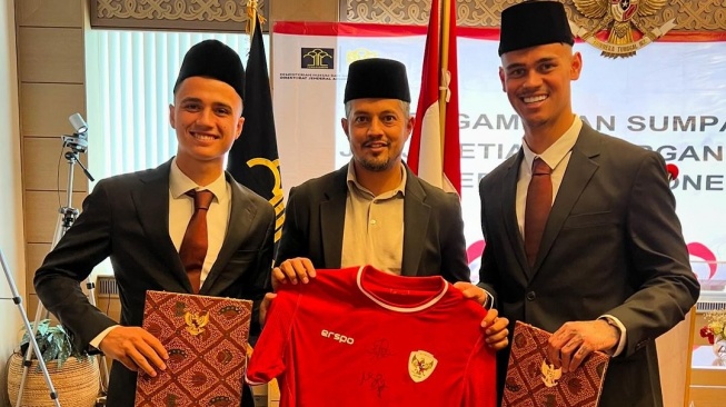 Pemain keturunan Indonesia, Mees Hilgers (kanan) dan Eliano Reijnders bersama agen sepak bola Fardy Bachdim. [Dok. IG/@fardybachdim]