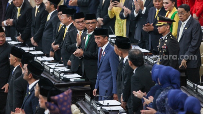 Presiden Joko Widodo tiba saat pelantikan anggota DPR, DPD, dan MPR masa bakti 2024-2029 di Gedung Nusantara, Kompleks Parlemen, Senayan, Jakarta, Selasa (1/10/2024).[Suara.com/Alfian Winanto]