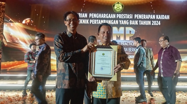 Direktur Jenderal Mineral dan Batubara, Kementerian ESDM, Tri Winarno dan Direktur Operasional PT Ceria Nugraha Indotama, Yusram Rantesalu, pada acara Good Mining Practice (GMP) Award 2024 di Hotel Bidakara, Jakarta, 25 September 2024. [istimewa]