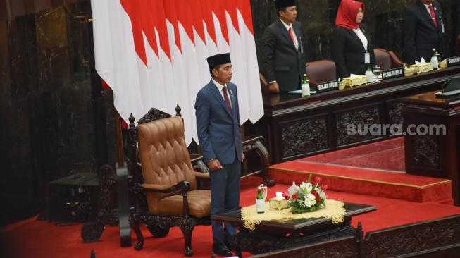 Presiden Joko Widodo berdiri menyanyikan lagu kebangsaan Indonesia Raya saat pelantikan anggota DPR, DPD, dan MPR masa bakti 2024-2029 di Gedung Nusantara, Kompleks Parlemen, Senayan, Jakarta, Selasa (1/10/2024).[Suara.com/Alfian Winanto]
