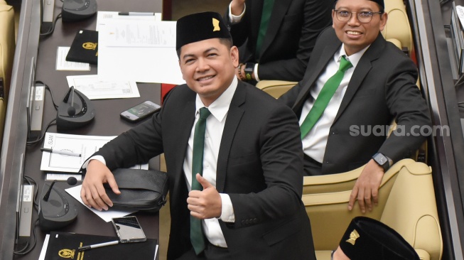 Anggota DPR terpilih periode 2024-2029 dari PKB Tommy Kurniawan saat mengikuti pelantikan di Kompleks Parlemen, Senayan, Jakarta, Selasa (1/10/2024). 