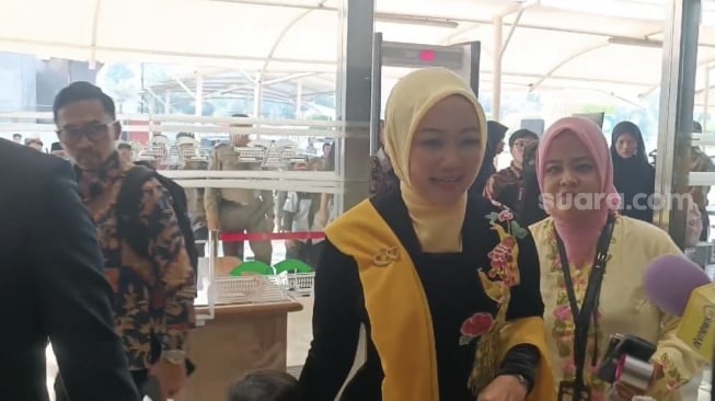 Istri Calon Gubernur Jakarta Ridwan Kamil (RK) Atalia Praratya jelang pelantikan anggota DPR RI, Selasa (1/10/2024). (Suara.com/Dea)