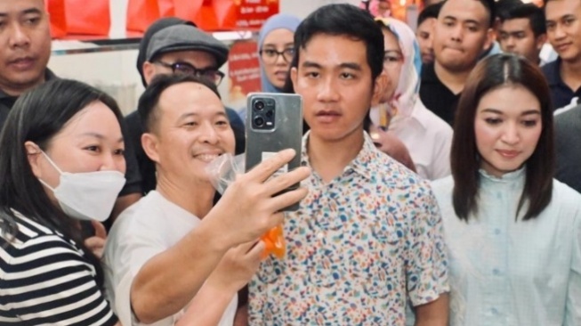 Video Gibran Asyik Main PUBG Mobile Ditonton Kaesang dan Jokowi Viral Lagi, Netizen: Wapres Kita