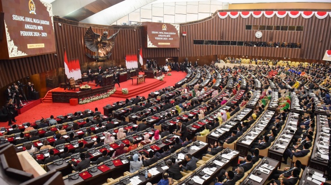 Sejumlah anggota DPR, DPD, dan MPR saat upacara pelantikan di Gedung Nusantara, Kompleks Parlemen, Senayan, Jakarta, Selasa (1/10/2024). [Suara.com/Alfian Winanto]