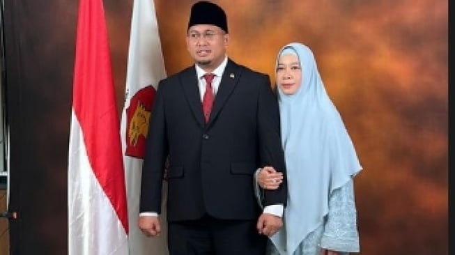 Azizah Salsha dan ibunya di acara pelantikan Andre Rosiade. [Instagram/andre_rosiade]