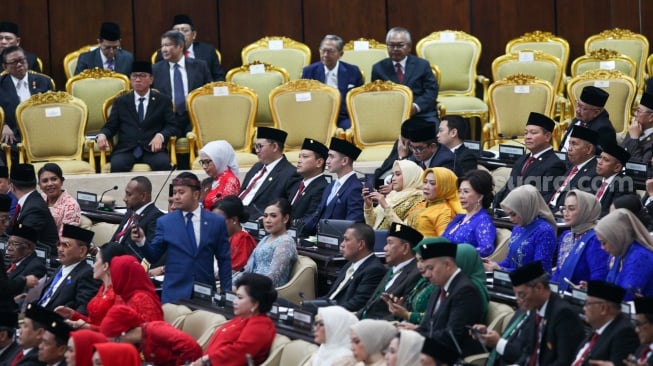 Sejumlah anggota DPR, DPD, dan MPR saat upacara pelantikan di Gedung Nusantara, Kompleks Parlemen, Senayan, Jakarta, Selasa (1/10/2024). [Suara.com/Alfian Winanto]