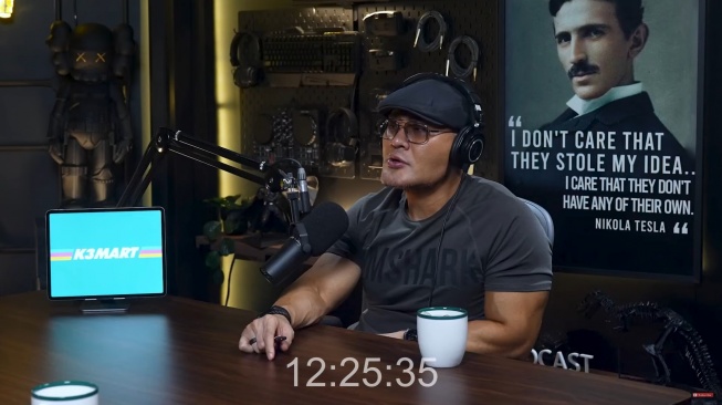 Potret Deddy Corbuzier di podcast Close The Door (YouTube/Deddy Corbuzier)