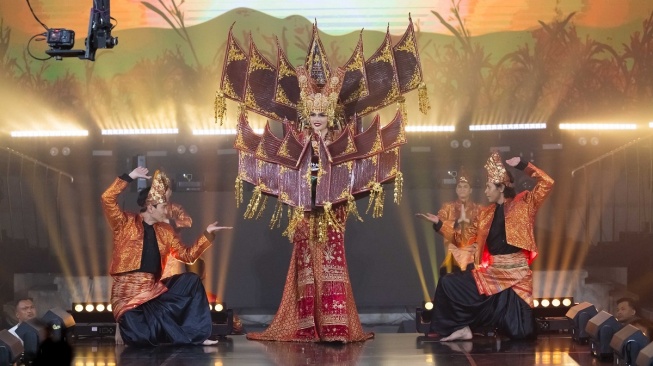 Nova Liana mengenakan gaun National Costume dengan tema Rumah Makan Padang Payah Kumbung di ajang Miss Grand International 2024 yang akan digelar di Kamboja dan Thailand pada 3-25 Oktober 2024. [Yayasan Mega Bintang]