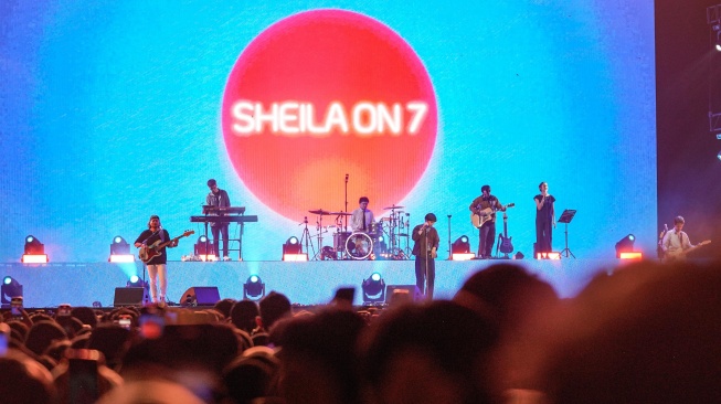 Penampilan Sheila on 7 saat konser di Bandung pada 28 September 2024. [Istimewa]