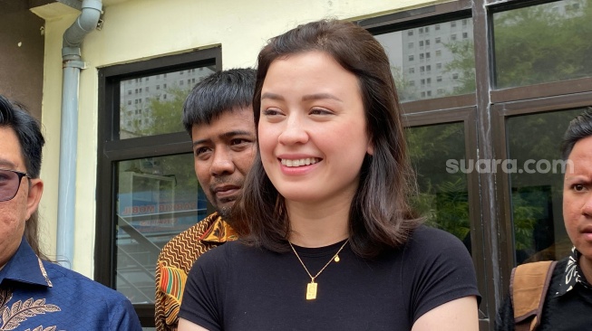 Kimberly Ryder saat ditemui di Pengadilan Agama Jakarta Pusat, Rabu (2/10/2024). [Suara.com/Tiara Rosana]