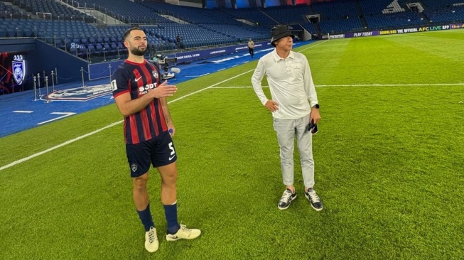 Pelatih Timnas Indonesia, Shin Tae-yong (kedua dari kanan) bertemu dengan bek keturunan milik skuad Garuda, Jordi Amat pasca laga Liga Champions Asia Elite 2024/2025 antara JDT vs Shanghai Shenhua, Selasa (1/10/2024). [Dok. IG/Shin Tae-yong]