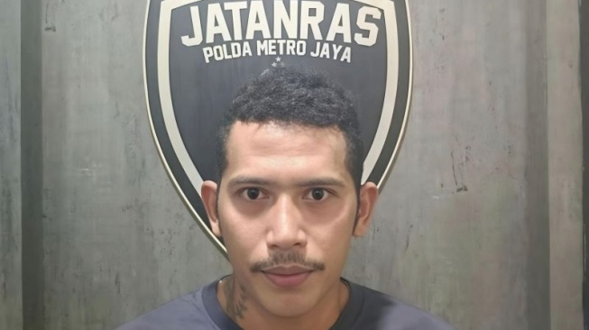 Tersangka MR alias RD saat di tangkap oleh Subdit Umum/Jatanras di Jakarta, pada Selasa (1/10/2024). ANTARA/HO-Direktorat Reserse Kriminal Umum Polda Metro Jaya