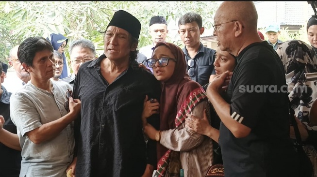 Ikang Fawzi di rumah duka kawasan Bintaro, Tangerang Selatan pada Rabu (2/10/2024). [Suara.com/Rena Pangesti]