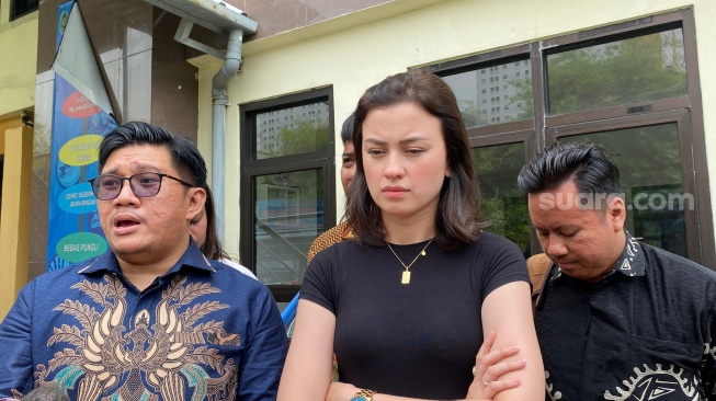 Kimberly Ryder dan kuasa hukumnya, Machi Achmad saat ditemui di Pengadilan Agama Jakarta Pusat, Rabu (2/10/2024). [Suara.com/Tiara Rosana]