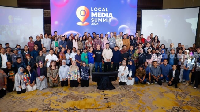 Pembicara dan peserta Local Media Summit (LMS) 2024 foto bersama di Hotel Sultan Jakarta, Rabu (2/10/2024). [Suara.com/Alfian Winanto]