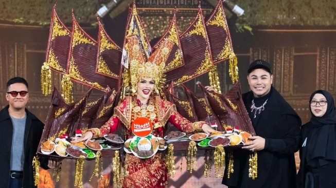 Uniknya Kostum Nasional Miss Grand Indonesia 2024 di Thailand: Padukan Restoran Padang dan Rumah Gadang!