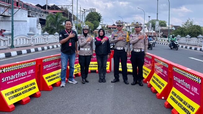 Tingkatkan Keamanan Berkendara, Smartfren dan Kepolisian Yogyakarta Pasang Alat Pengaman Lalu Lintas