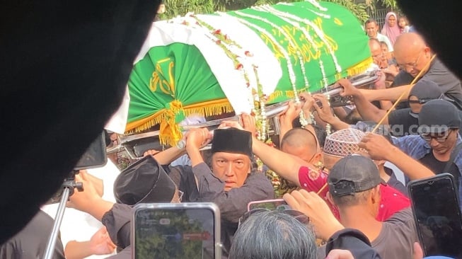 Suasana pemakaman Marissa Haque di TPU Tanah Kusir, Jakarta, Rabu (2/10/2024). [Suara.com/Adiyoga Priyambodo]