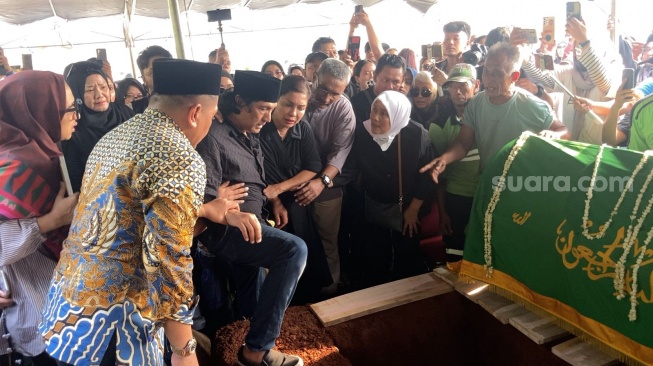 Suasana pemakaman Marissa Haque di TPU Tanah Kusir, Jakarta, Rabu (2/10/2024). [Suara.com/Adiyoga Priyambodo]