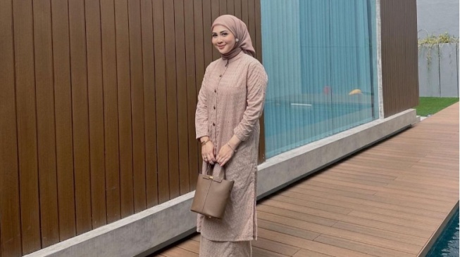 3 Inspirasi Gaya Fashion Hijab Modern ala Kesha Ratuliu, Tampil Modis Tanpa Ribet!