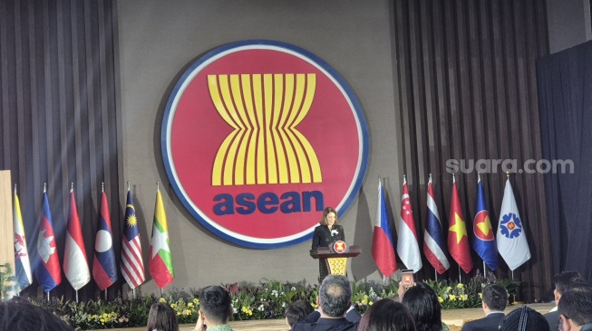  Ruth Porat, President & Chief Investment Officer untuk Alphabet dan Google dalam AI Opportunity Southeast Asia Forum di Jakarta, Rabu (2/10/2024). [Suara.com/Dythia Novianty]