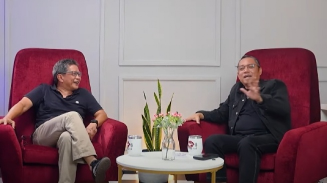 Rocky Gerung saat hadir dalam podcast yang dipandu politikus PDIP, Deddy Sitorus. (tangkapan layar/Youtube)